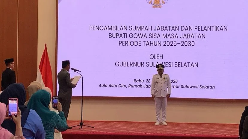 Darmawangsyah Muin resmi dilantik sebagai Bupati Gowa oleh Gubernur Sulawesi Selatan Andi Sudirman Sulaiman (dok. Syamsi/KabarMakassar)