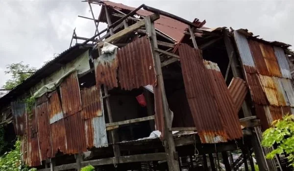 Kediaman Daeng Ngarung yang nyaris roboh di Dusun Pabentengang, Desa Kayuloe Barat, Kecamatan Turatea, Kabupaten Jeneponto.  (Dok: Ist).