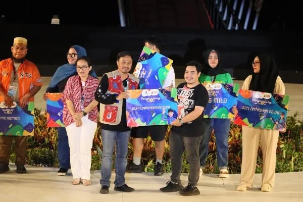 Direktur Utama PT. Festival Delapan, Sofyan Setiawan saat memberikan piagam penghargaan pada penutupan F8 (Dok : Ist).