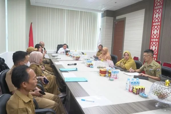 Wagub Sulbar Salim S Mengga saat memimpin rapat (Dok : Ist).