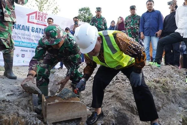 Wakil Bupati, H. Sahabuddin saat melaksanakan Groundbreaking (Peletakan Batu Pertama) Pembangunan Fisik 800 Gerai, Pergudangan, dan Kelengkapan Koperasi Desa/Kelurahan Merah Putih. (Ist).