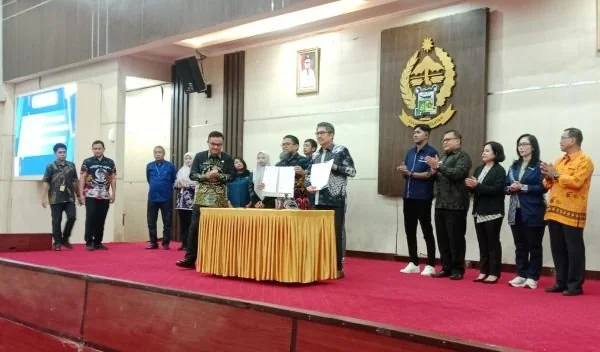 Seprov Sulsel, Jufri Rahman, menyaksikan penandatanganan perjanjian kerja sama antara SMK vokasi dengan pelaku Dudika (Dok : Ist).
