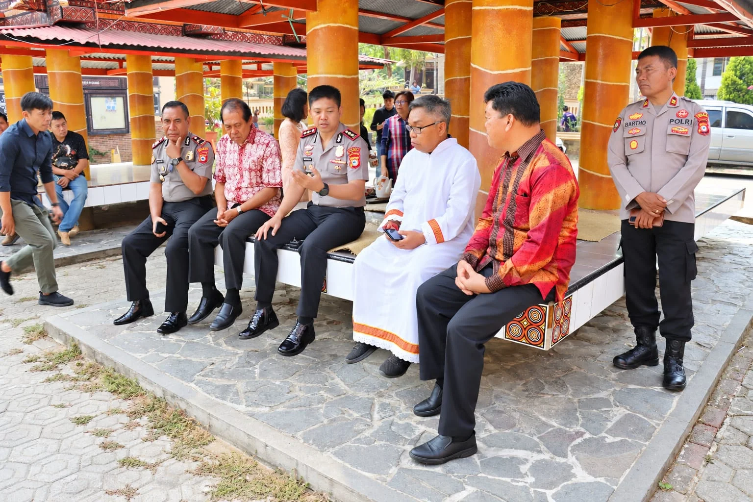 Kapolres Tana Toraja AKBP Arwansa bersama jajaran pejabat utama Polres Tana Toraja bersilaturahmi dengan Pastor Albert Ruak dan pengurus Gereja Katolik Paroki Makale dalam kegiatan Minggu Kasih, Minggu (18/10/2026). (Foto: Dok. Polres Tana Toraja)