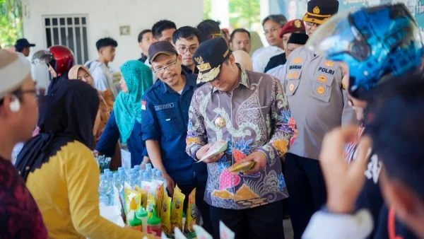 Pj Gubernur Sulbar saat memantau pasar murah (Dok : ist).