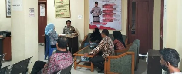 Warga saat membawa dua orang tanpa identitas ke Polresta Mamuju. Dok. Ist
