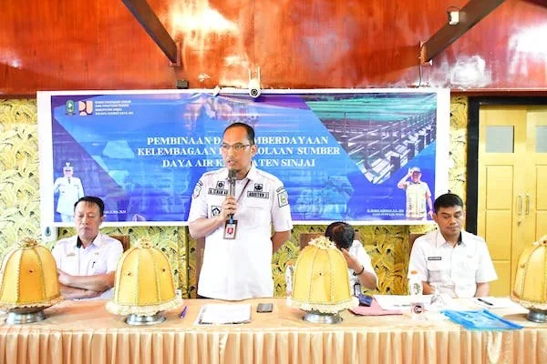 Pj Bupati Sinjai yang diwakili Asisten Perekonomian dan Pembangunan Setdakab Andi Ilham Abubakar didampingi Sekretaris Dinas PUPR Nazaruddin Taha. Membuka 
Kegiatan pembinaan dan Pengelolaan sumber daya Air