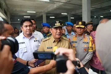 Pj Gubernur Sulsel Bachtiar Baharuddin didampingi Kapolda Sulsel Irjen Pol Andi Rian R Djajadi dan Ketua KPU Gowa Fitra Syahdanul saat meninjau gudang logistik di Gowa, Senin (15/1). Foto Ist