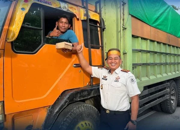 Karutan Jeneponto, Adam Ridwansyah, saat membagikan takjil gratis bagi salah pengendara roda empat di jalan Lingkar. (Ist).