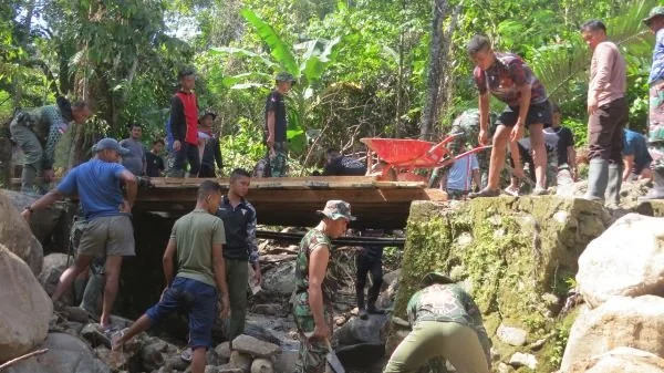 Pengerjaan Jembatan oleh satgas TMMD Kodim 1401 Majene di desa Tallambalao.
