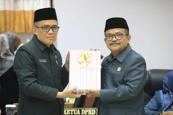 Sekda Bantaeng, H. Abdul Wahab saat menyerahkan KUA-PPAS 2026 dan Ranperda Restrukturisasi  ke DPRD. (Ist).