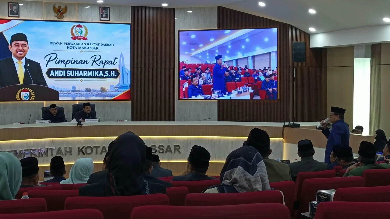 Anggota Dewan Perwakilan Rakyat Daerah (DPRD) Kota Makassar dari Fraksi Api, Sangkala Saddiko saat insterupsi saat Rapat Paripurna Pandangan Fraksi-fraksi (Dok: KabarMakassar)