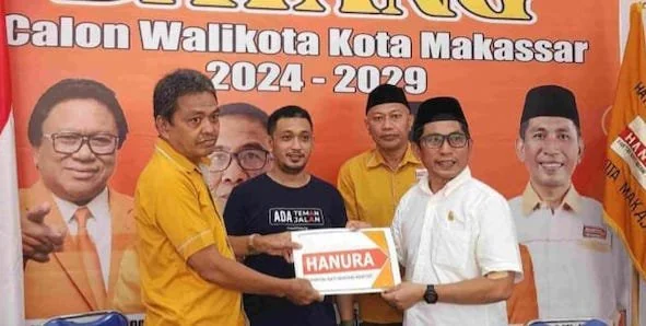Makassar, Muchlis Misbah mengambil formulir pendaftaran pencalonan Wali Kota Makassar untuk Ketua DPRD Makassar, Rudianto Lallo di Kantor DPC Hanura Makassar, Sulawesi Selatan, Senin (6/5). Dok IST