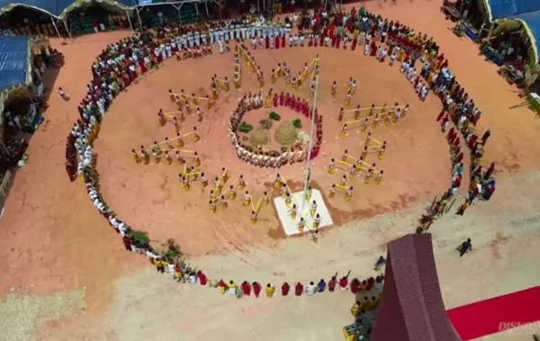 Penampilan formasi ukiran Pa'bare Allo dalam Festival Tallulolona yang ke 2 yang merupakan rangkaian dari Peringatan Hari Jadi Ke 69 Tana Toraja dan Hari Jadi Toraja ke- 779 di Lapangan To'bone Makale, Tana Toraja (Dok: Ist)