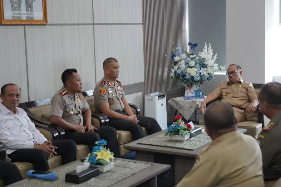 Kapolda Sulbar Irjen Pol Totok Suharyanto saat bertemu Gubernur Sulbar Suhardi Duka (Dok: Ist)