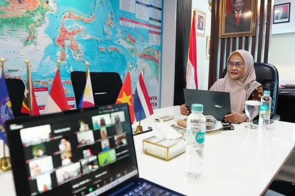 Pj Ketua TP PKK Sulsel, Ninuk Triyanti laksanakan rapat virtual.
