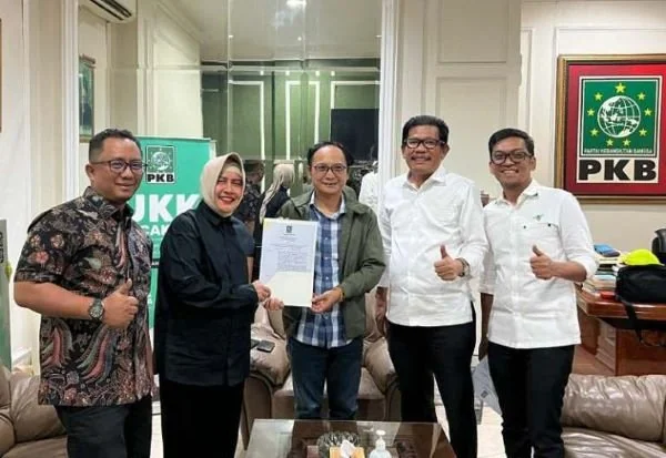 Indira Yusuf Ismail menerima formulir model B1-KWK dari DPP Partai Kebangkitan Bangsa (PKB) di Jakarta (Dok : Ist).