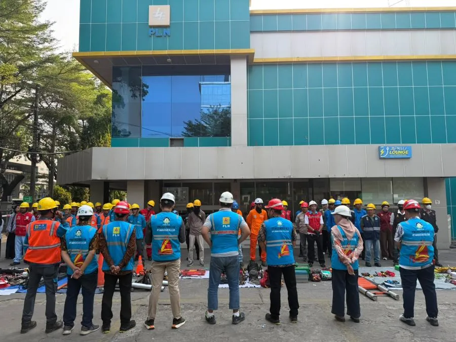 PLN ULP Mattoanging menggelar apel pasukan dan pemeriksaan peralatan kerja untuk memastikan keselamatan petugas serta keandalan listrik (Dok: Ist)