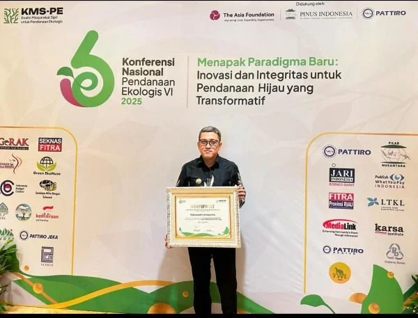 Bupati Jeneponto, Paris Yasir saat menerima penghargaan dari Koalisi Masyarakat Sipil untuk Pendanaan Ekologi (KMP-PE) di jakarta (Dok : Ist).
