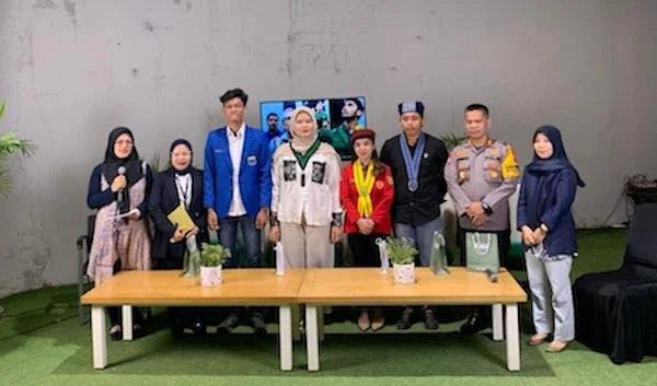 Redel KabarMakassar Ardiyanti, Wakil Ketua PC PMII Makassar Ramli Ardiansyah, Ketua HMI Makassar Sarah Agussalim, Ketua PMKRI Makassar Dawita Rama, Ketua GMKI Makassar Muh. Vicky Ridho, Kasat Bimnas Polretabes Makassar AKBP. H. Risman Sani dan Direktur Ka