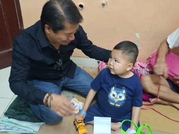 Kadinkes saat mengunjungi athala di RS Wahidin Makassar (Dok : Ist).