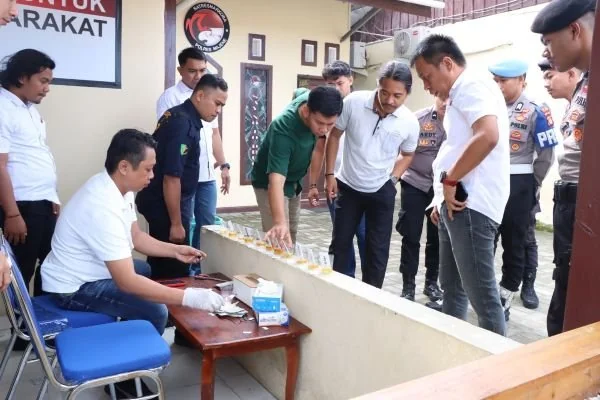 Pengambilan sampel tes urine yang dilakukan Satnarkoba Polres Majene (dok:ist)