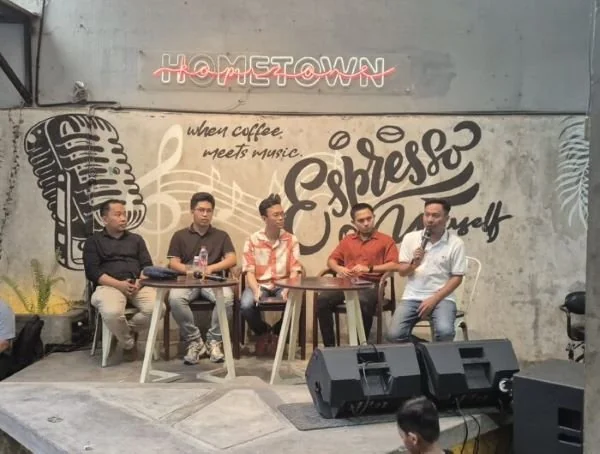 Bakal Calon Wakil Wali Kota Makassar, Ilham Ari Fauzi AU  hadir diskusi berlangsung ngopi bareng bersama media dan pemuda di Hometown Kopizone (Dok : Ist).