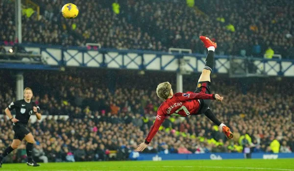 Pemain Manchester United, Alejandro Garnacho mencetak gol spektakuler ke gawang Everton pada laga pekan ke-13 Liga Inggris 2023/2024, Minggu (26/11/2023) WIB. (c) AP Photo/Jon Super