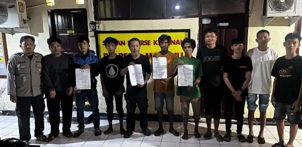 Korban dan para pelaku saat memperlihatkan surat pernyataan Restorative Justice (Dok : Ist).