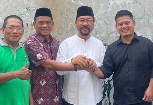 Bakal paslon bupati Luwu, Patahudding (kedua kiri) dan Muh. Dhevy Bijak diapit Ketua Umum KKLR Arsyad Kasmar saat melayat di Jakarta Timur. Foto IST