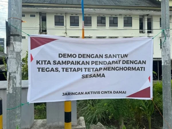 Spanduk kampanye anti anarkisme yang dipasang Ditlantas Polda Sulbar (Dok : ist).