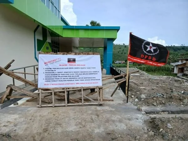 Kondisi Gedung Puskesmas yang di segel Pemuda PB DPRD Jeneponto (Dok : Ist).