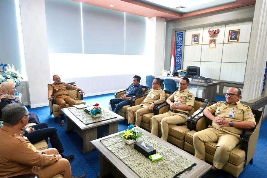 Gubernur Sulbar saat menyerahkan usulan Cawagub Sulbar (Dok: Ist)