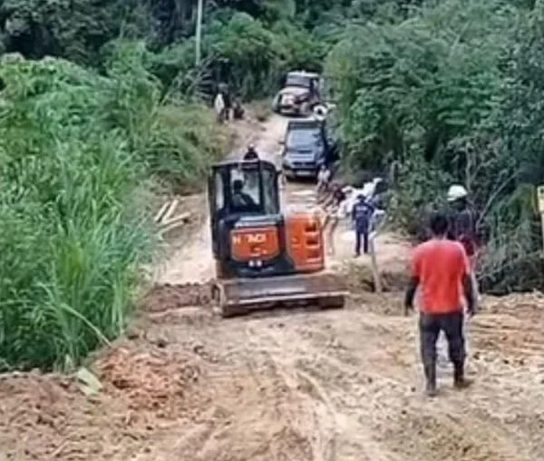Perbaikan Jalan di Dusun Kalausu Ulumanda Majene. (Dok: Ist)