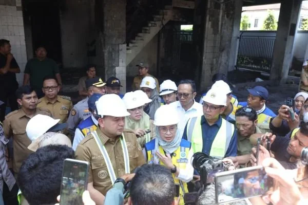 Direktur Jenderal Cipta Karya, Dewi Chomistriana bersama Wali Kota Makassar saat meninjau gedung DPRD Makassar, (Dok: Ist).
