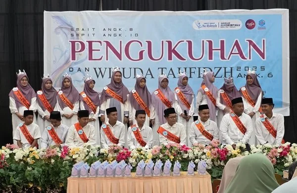 Pengukuhan 183 tahfizh SMPIT - SMAIT Ar-Rahmah (Dok : Ist).