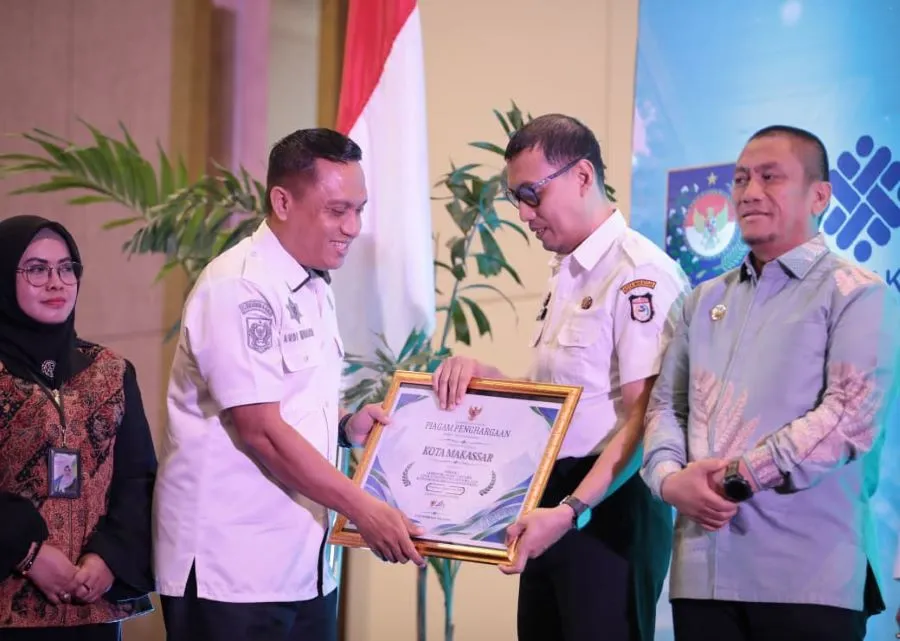 Sekda Kota Makassar Andi Zulkifly Nanda saat mewakili Wali Kota Makassar Munafri Arifuddin menerima penghargaan (Dok: Ist)