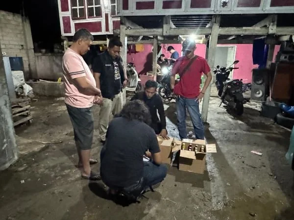 Kasat Narkoba Polres Jeneponto, Iptu Ronald bersama jajarannya saat menggelar Razia miras di warung Kelontong (Dok: Ist).