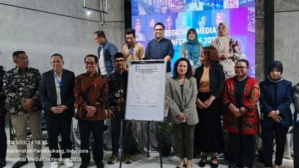 Penandatanganan kesepakatan bersama terkait Kesetaraan dan Keberlanjutan Wilayah Indonesia Timur melalui Penguatan Hak Sipil dan Peran Media (Dok : KabarMakassar).