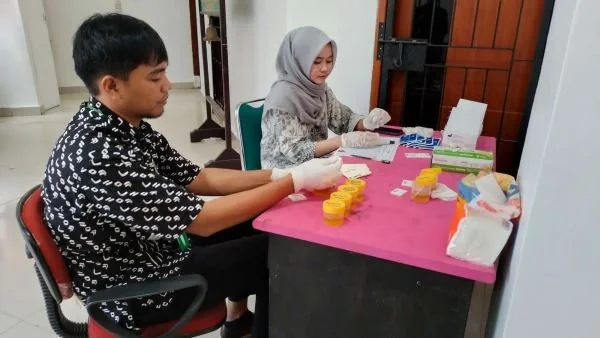 Salah seorang pegawai Kejaksaan Negeri (Kejari) Kabupaten Jeneponto saat mengikuti pemeriksaan tes urine (Dok : ist).