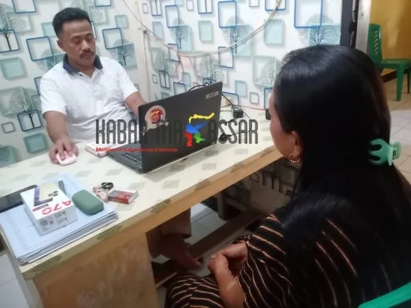 Pelaku dihadapan penyidik Reskrim Polsek Pattalassang takalar (Foto : Dok. Saleh Sibali KabarMakssar).