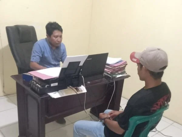 Penyidik Unit Sat Reskrim Polsek Kelara saat memeriksa salah satu saksi kasus dugaan penganiayaan di Desa Jenetallasa (Dok : Ist).