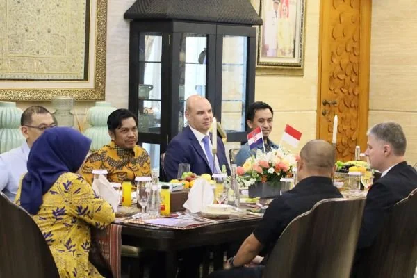 Pj Sekda Makassar, Firman Pagarra saat menerima kunjungan Duta Besar Kroasia untuk Indonesia, Nebosja Koharovic, dan Direktur Jenderal Politik Kementerian Luar Negeri dan Eropa Republik Kroasia, Petar Mihatov, di kediaman Wali Kota Makassar, Moh Ramdhan P