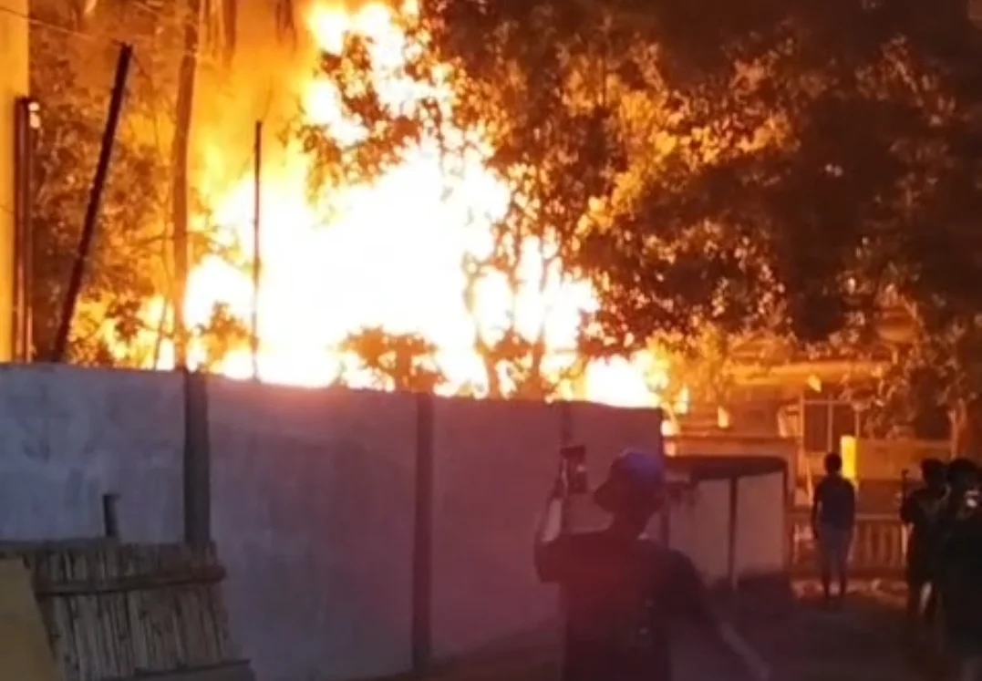 Empat rumah warga hangus akibat kebakaran di Kelurahan Togo-togo, Kecamatan Batang, Kabupaten Jeneponto, Selasa malam, 27 Oktober 2026.