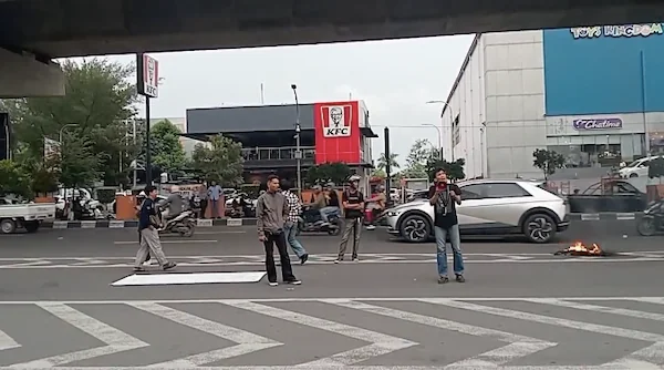Masa aksi yang melakukan demonstrasi di depan RS Paramount, Dok. M. Yasin Ahmad