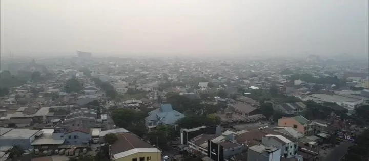 Kabut asap menyelimuti wilayah Kabupaten Gowa, Sulawesi Selatan, sehingga udara tampak keruh dan jarak pandang berkurang (Dok: Ist)
