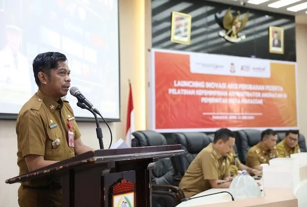 Penjabat Sekretaris Daerah (Pj Sekda) Kota Makassar, Firman Hamid Pagarra dalam kegiatan peluncuran 20 inovasi aksi perubahan peserta Pelatihan Kepemimpinan Administrator (PKA) Angkatan XI di Ruang Sipakatau, Balaikota Makassar, pada Senin (24/06) (doc :