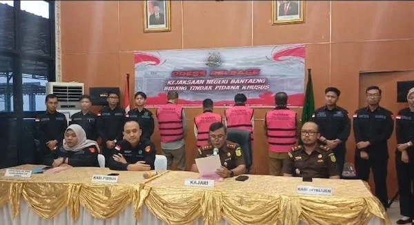 Kepala Kejari Bantaeng, Satria Abdi saat memimpin press Conference penetapan tersangka kasus dugaan korupsi anggaran rumah tangga dinas DPRD Kabupaten Bantaeng. (Ist)