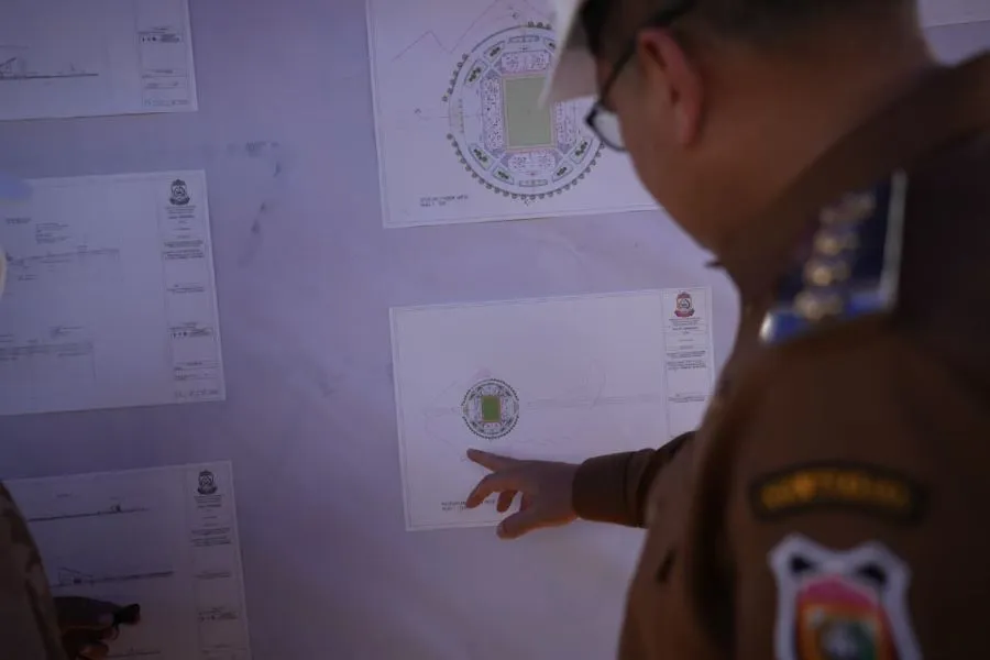 Wali Kota Makassar Munafri Arifuddin saat meninjau penimbunan Stadion Untia dan melihat denah stadion (Dok: Ist)