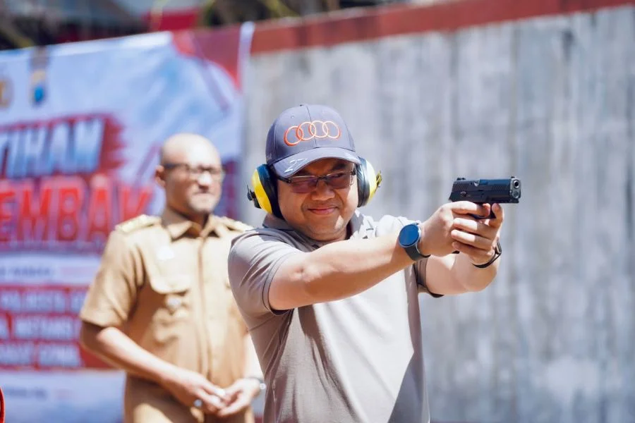 Wakil Bupati Gowa Darmawangsyah Muin mengikuti eksibisi menembak yang digelar Polresta Gowa di Lapangan Tembak Endra Dharmalaksana (Dok: Ist)