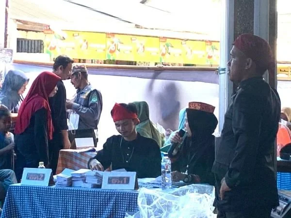 petugas TPS 03 Desa Bawalipu tampak mengenakan pakaian adat (Dok : Dini KabarMakassar).